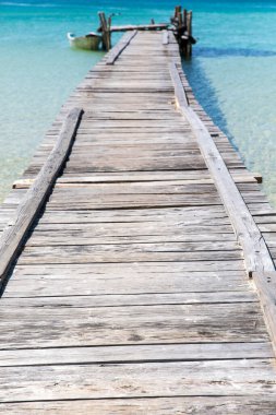 Eski ahşap iskele, Tembel plaj, koh rong samloem adası, Sihanoukville, Kamboçya.