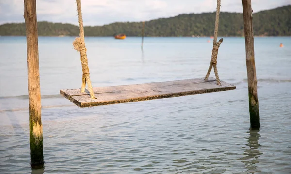 Swing Saracen Bay Beach Koh Rong Samloem Sihanoukville Kambodja — Stockfoto