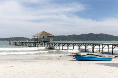 Old Pier, Saracen Körfezi Sahili, Koh rong Samloem Adası, Sihanoukville, Kamboçya.