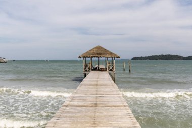 Old Pier, Saracen Körfezi Sahili, Koh rong Samloem Adası, Sihanoukville, Kamboçya.