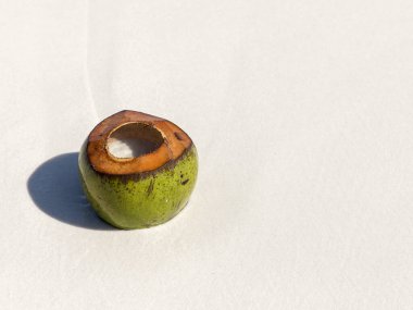 Taze hindistan cevizi, Saracen Körfezi plajı, koh rong samloem adası, Sihanoukville, Kamboçya.