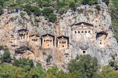 Antik Kaunos kentinin ünlü Lycian Rock Mezarları, Dalyan, Türkiye