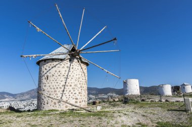 Türkiye 'de yüksek tepenin Bodrum' unda yer alan eski yel değirmenleri.