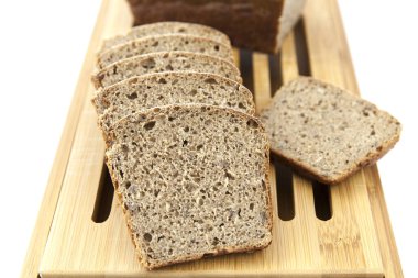 Köy beyaz arka planda dilimlenmiş ekmek..