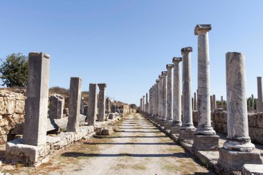 Türkiye 'de yer alan antik Perge Antalya kentindeki agora kalıntıları.