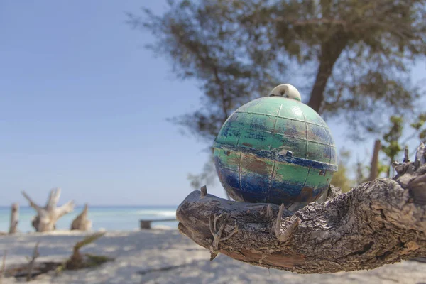 Ağaç El 'deki toprak küresi, gili Trawangan Adası, Bali, Endonezya.