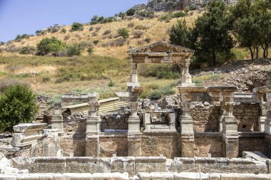 Türkiye 'nin Efes kentinde Trajan Çeşmesi.