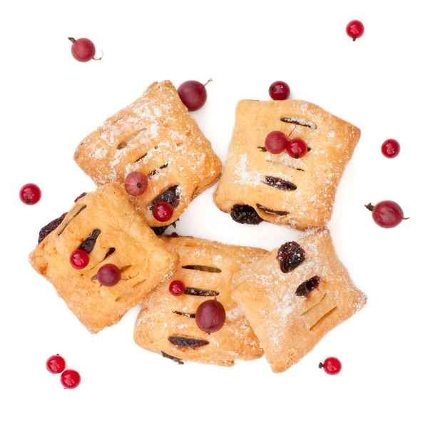 İzole tatlı kurabiye ve kırmızı kuş üzümü