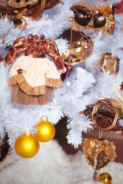 Karácsonyi fény belső arany ruhában — Stock Fotó