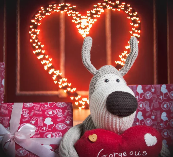 Büyük kırmızı kalp ile köpek