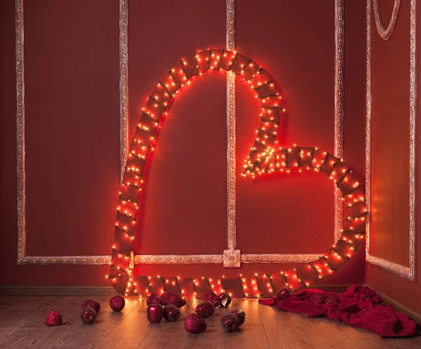 Çelenk ile kırmızı kalp