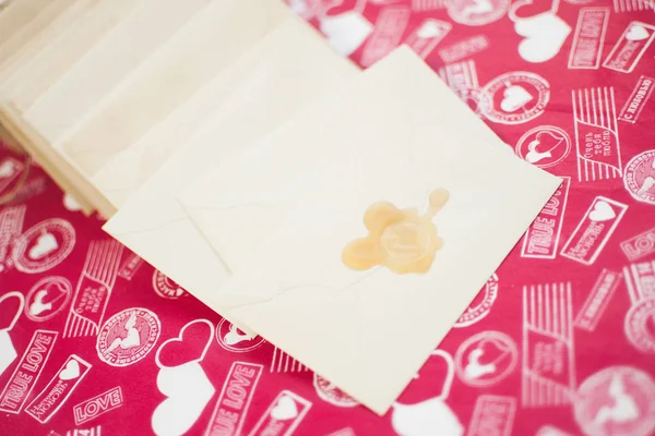 Damgasını taşıyan bej zarflar