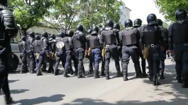 Kişinev, Moldova: Polis kask ile siyah mühimmat Gay Pride Mart ve. Arkadan Görünüm şehir merkezinde. Nisan 21 2017