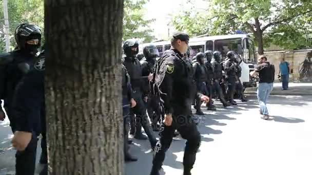 Chisinau, Moldavië: Maart de politie met de helm en in de zwarte munitie op de Gay Pride in centrum van de stad. apr 21 2017 — Stockvideo