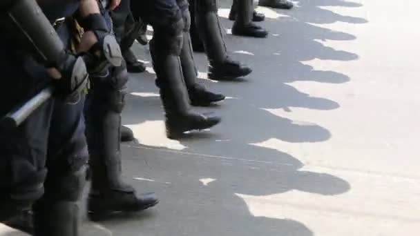 Die Polizei marschiert in schwarz. nur Beine. — Stockvideo