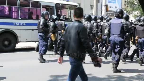 Chisinau, Moldawien: Eine von der Polizei angeführte Menge von Homosexuellen geht von links nach rechts auf die Gay Pride im Stadtzentrum. 21. April 2017 — Stockvideo