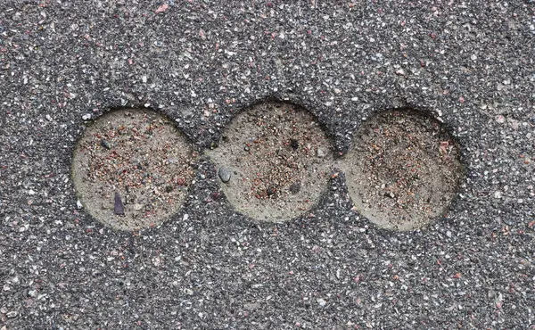 Textura de asfalto rodoviário. Estrutura de betume com 3 furos . — Fotografia de Stock