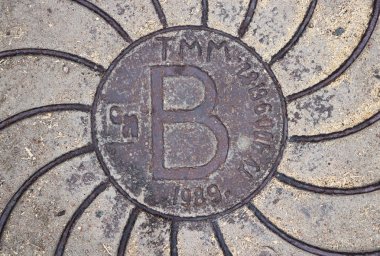 Rusty yol Hatch. Demir rögar Kentsel Sanat.