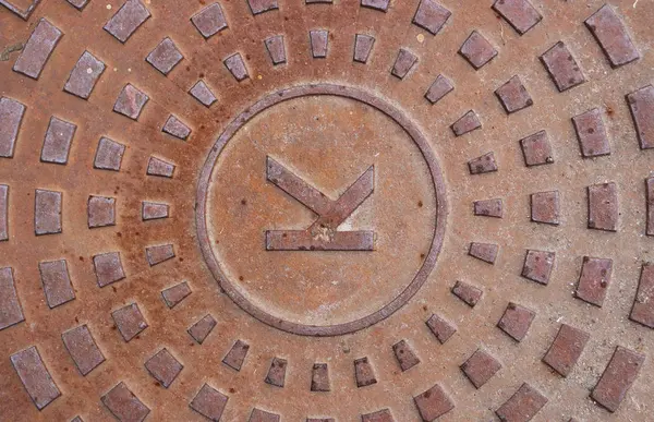 Rusty yol Hatch. Demir rögar Kentsel Sanat.