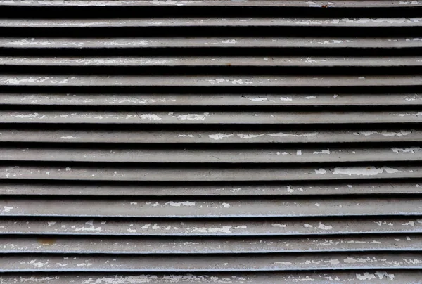 Metal kafes bezi yıpranmış. Hava sokak çelik jaluzi.