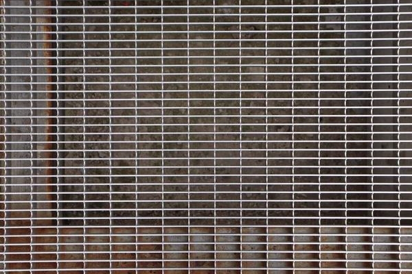 Metal kafes bezi. Çelik yıpranmış kapılarına hücreleri.