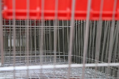 Birçok Pazar arabaları arkaya dizilir. Pazar arka plan. 