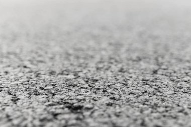 Asfalt ve yol bulanık arka plan ile ön plan odaklı.