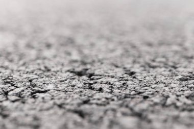 Asfalt ve yol bulanık arka plan ile ön plan odaklı.