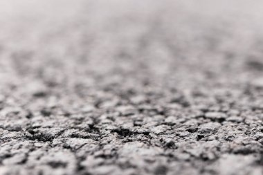 Asfalt ve yol bulanık arka plan ile ön plan odaklı.