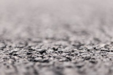 Asfalt ve yol bulanık arka plan ile ön plan odaklı.