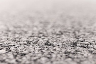 Asfalt ve yol bulanık arka plan ile ön plan odaklı.