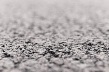 Asfalt ve yol bulanık arka plan ile ön plan odaklı.