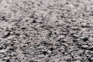 Asfalt ve yol bulanık arka plan ile ön plan odaklı.