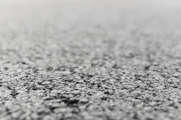 Asfalt ve yol bulanık arka plan ile ön plan odaklı.