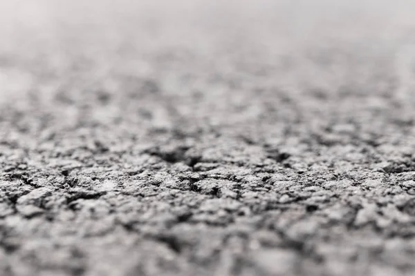 Asfalt ve yol bulanık arka plan ile ön plan odaklı.