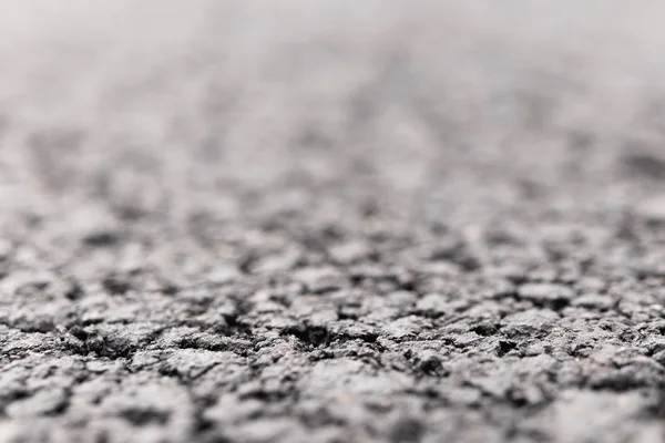 Asfalt ve yol bulanık arka plan ile ön plan odaklı.