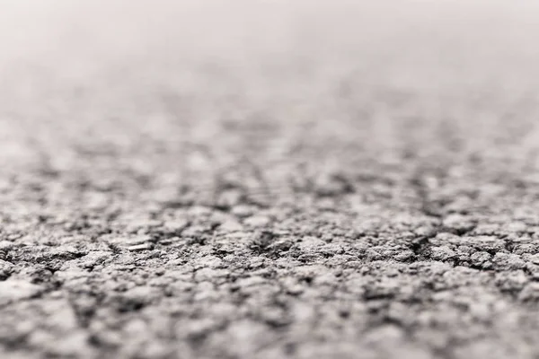 Asfalt ve yol bulanık arka plan ile ön plan odaklı.