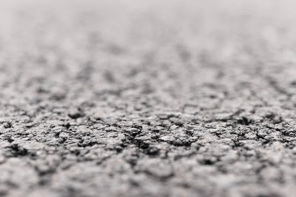 Asfalt ve yol bulanık arka plan ile ön plan odaklı.