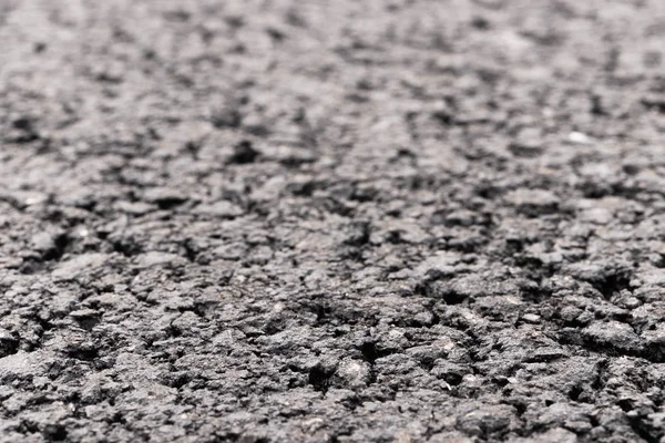 Asfalt ve yol bulanık arka plan ile ön plan odaklı.