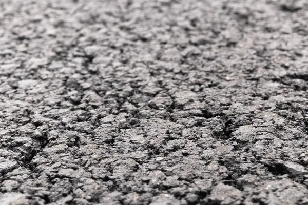 Asfalt ve yol bulanık arka plan ile ön plan odaklı.