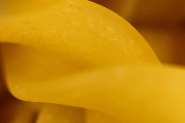 Spiraal Pasta geel Macro close-up. Achtergrondstructuur. — Stockfoto