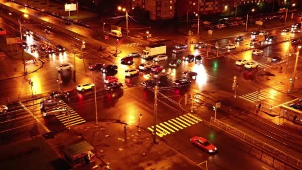 Noc miasto skrzyżowania autostrady ruchu. Oswietlenie uliczne. — Wideo stockowe