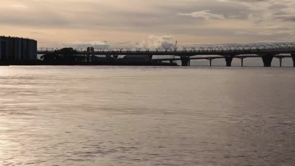 Ruhige wellige Oberfläche. Brücken über den Teich mit fahrenden Autos. Küstenstadtbild. — Stockvideo
