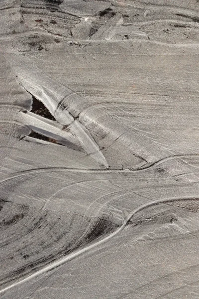 Ice linjer mönster yta bakgrundsstruktur. Vågig ritningar av Ice linjer på en frusen sjö. — Stockfoto