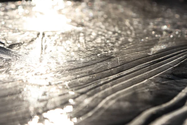 Ice Lake Lines Padrão de textura de fundo de superfície. Desenhos ondulados de linhas de gelo em um lago congelado . — Fotografia de Stock