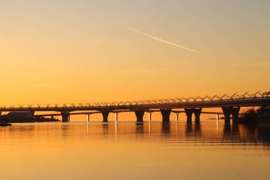 Finlandiya Körfezi üzerinde Karayolu Köprüsü. Sonbahar akşam açık gökyüzü. Renk gradyan su yansıma.