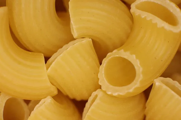 Molte corna pasta Texture. Tagliatelle tradizionali. Maccheroni crudi Sfondo alimentare. Primo piano macro . — Foto Stock