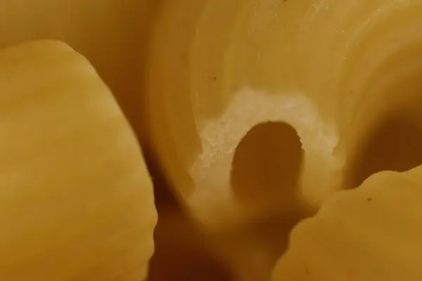 Рога макаронной текстуры. Неприготовленная макаронная еда. Макро-крупный план . — стоковое фото