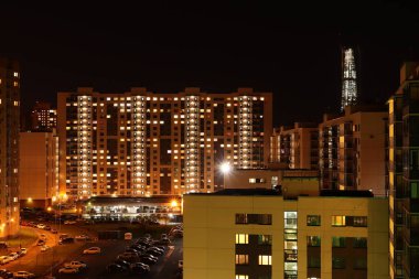 Gece şehir ışıkları. Yaşam çok katlı blok binalar peyzaj.
