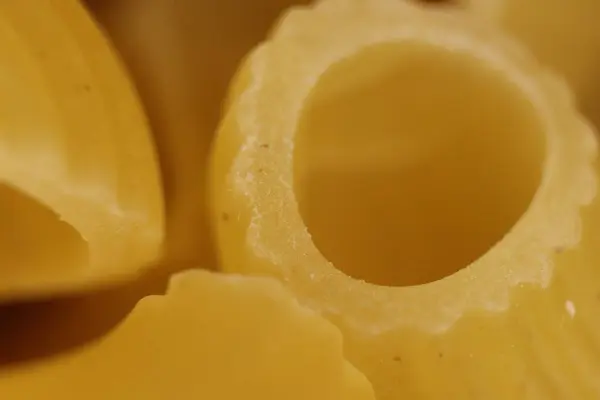 Hoorns Pasta textuur. Macaroni ongekookt voedsel achtergrond. Macro close-up. — Stockfoto